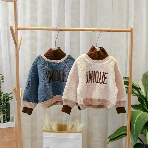 Hanorac modern pentru copii cu broderie pentru baieti in bej si albastru