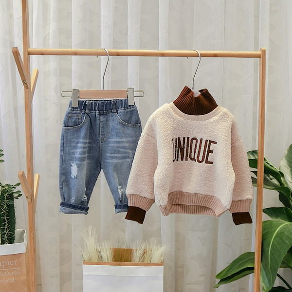 Hanorac modern pentru copii cu broderie pentru baieti in bej si albastru