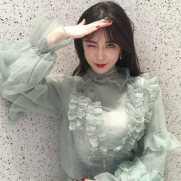 Μοντέρνα γυναικεία μπλούζα με ψηλό γιακά και τούλι σε γκρι και πράσινο χρώμα