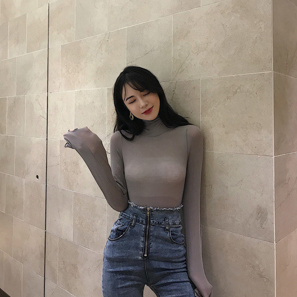 Μοντέρνα γυναικεία μπλούζα με ψηλό γιακά και τούλι σε γκρι και πράσινο χρώμα