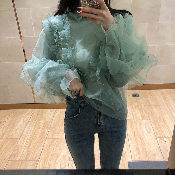 Μοντέρνα γυναικεία μπλούζα με ψηλό γιακά και τούλι σε γκρι και πράσινο χρώμα