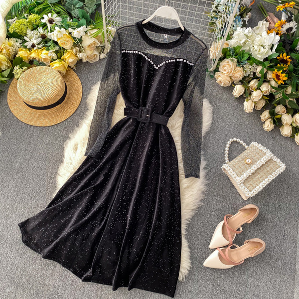 Μοντέρνο γυναικείο φόρεμα με κομψό αποτέλεσμα και ζώνη σε μαύρο χρώμα