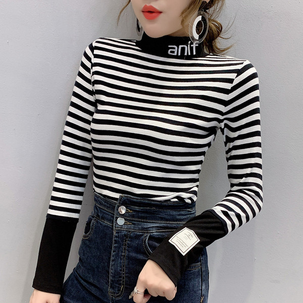 Γυναικεία καθημερινή ριγέ μπλούζα με ψηλό κολάρο και επιγραφή