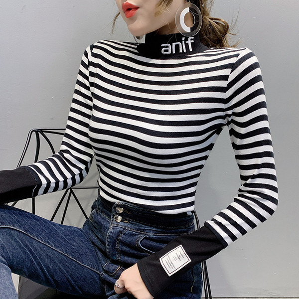 Γυναικεία καθημερινή ριγέ μπλούζα με ψηλό κολάρο και επιγραφή