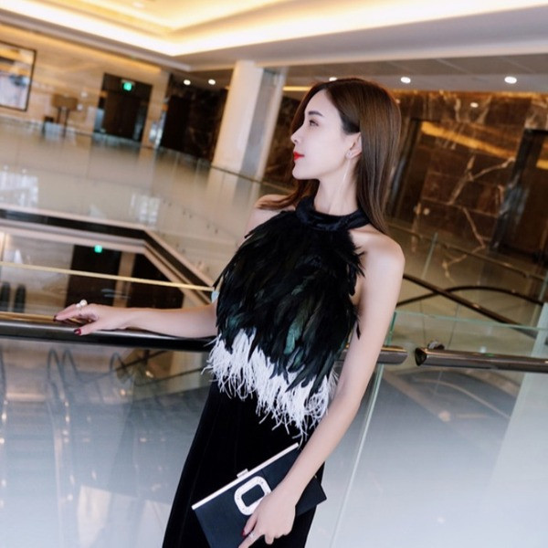 Elegáns bársonyruha rojtokkal és tollakkal