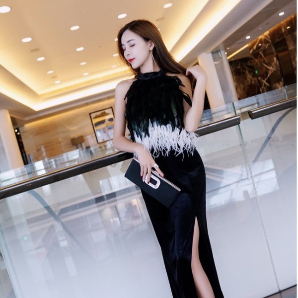 Elegáns bársonyruha rojtokkal és tollakkal