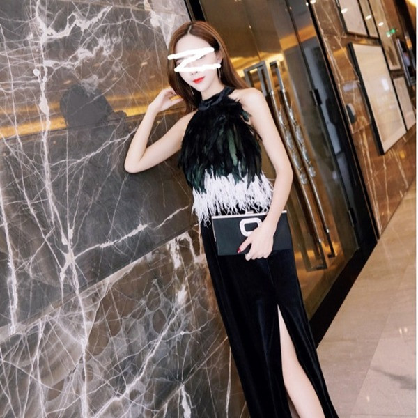 Elegáns bársonyruha rojtokkal és tollakkal