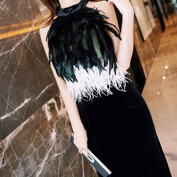 Elegáns bársonyruha rojtokkal és tollakkal