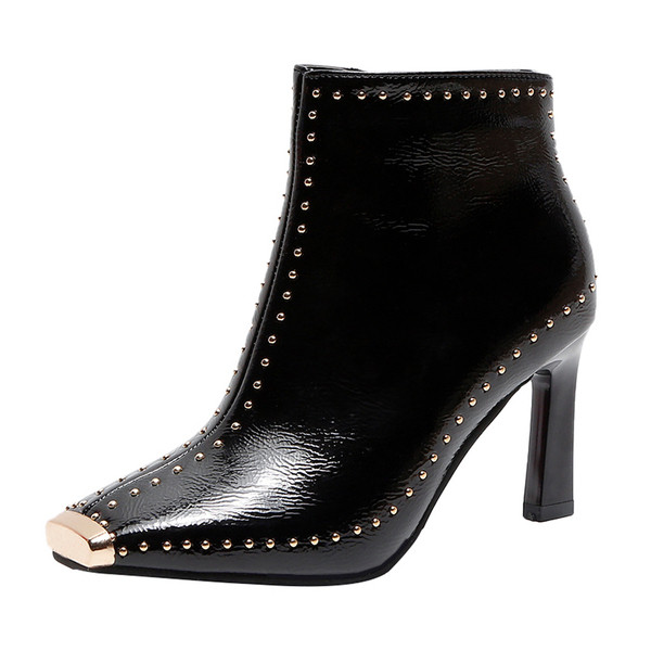 Stílusos női csizma magassarkúval és fém elemekkel három színben