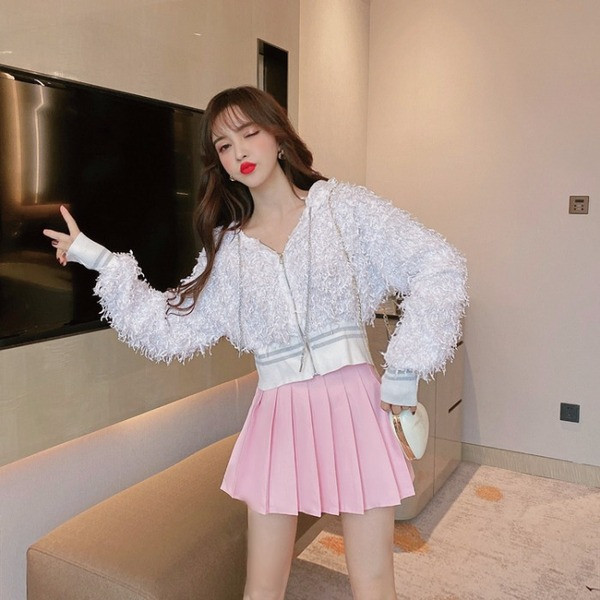 Σύντομο μοντέρνο φούτερ με φερμουάρ και φερμουάρ