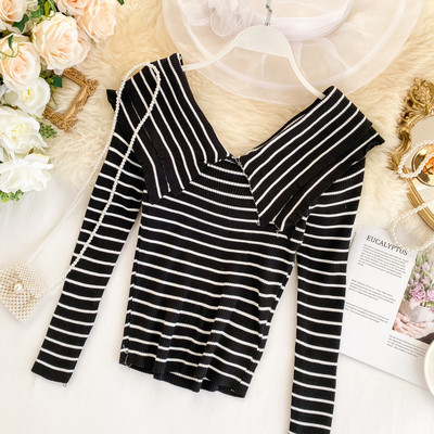 Μοντέρνα γυναικεία ριγέ μπλούζα με λαιμόκοψη σε διάφορα χρώματα