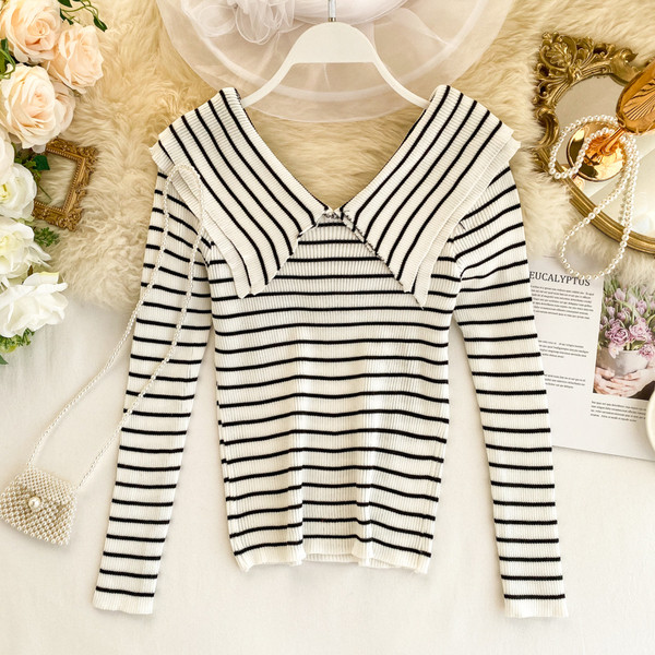 Μοντέρνα γυναικεία ριγέ μπλούζα με λαιμόκοψη σε διάφορα χρώματα