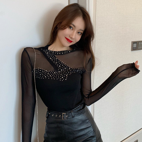 Modern női blúz tüll ujjal és kövekkel fekete színben