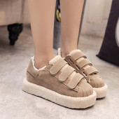 Modern női tornacipő fekete és bézs matricákkal