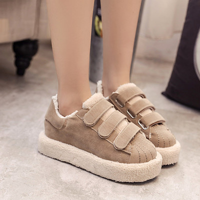 Modern női tornacipő fekete és bézs matricákkal