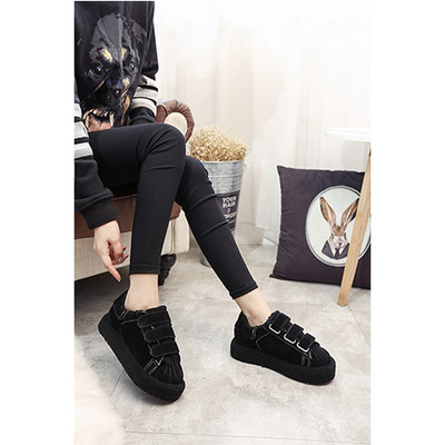 Modern női tornacipő fekete és bézs matricákkal