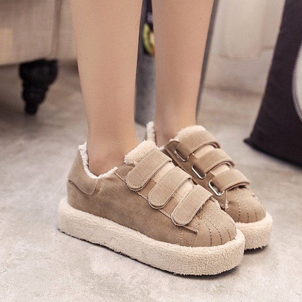 Modern női tornacipő fekete és bézs matricákkal