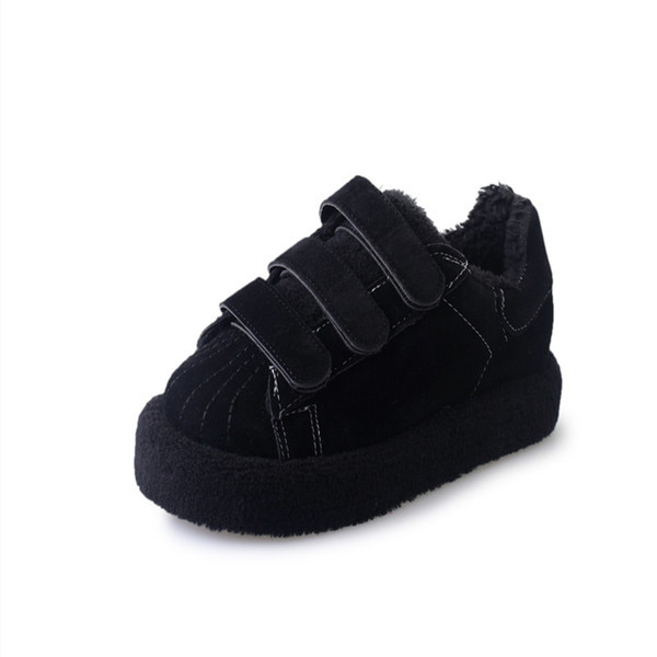 Modern női tornacipő fekete és bézs matricákkal