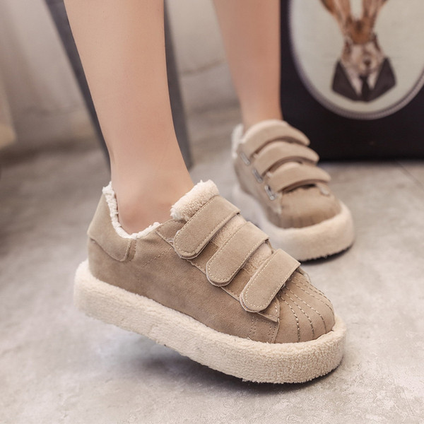 Modern női tornacipő fekete és bézs matricákkal