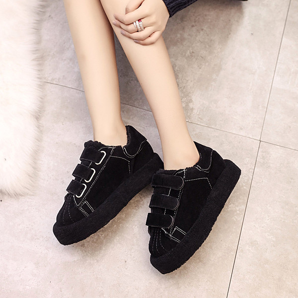 Modern női tornacipő fekete és bézs matricákkal