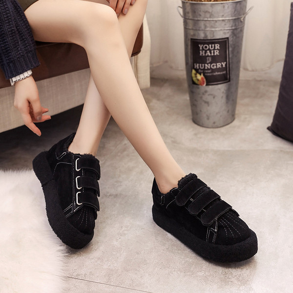 Modern női tornacipő fekete és bézs matricákkal