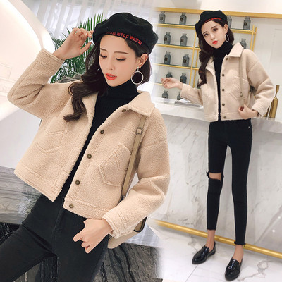 Modern női rövid kabát zsebekkel és gombokkal bézs, fehér és rózsaszín színben