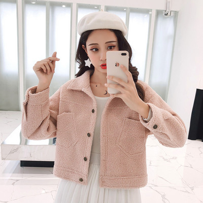 Modern női rövid kabát zsebekkel és gombokkal bézs, fehér és rózsaszín színben