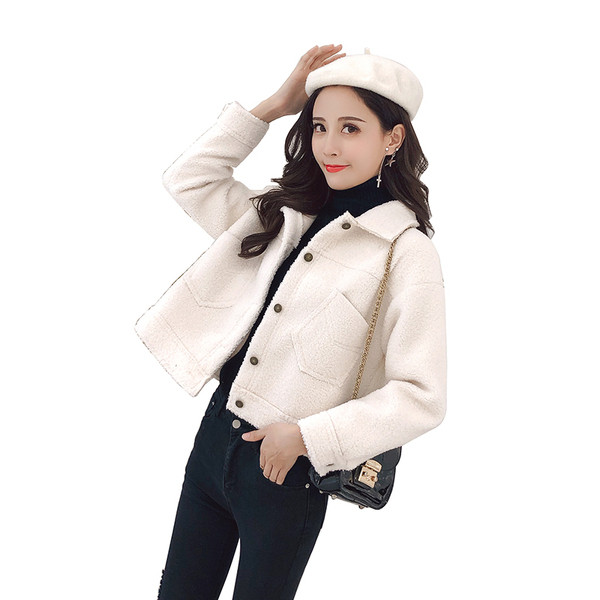 Modern női rövid kabát zsebekkel és gombokkal bézs, fehér és rózsaszín színben