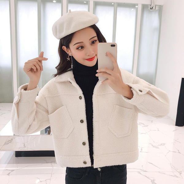 Modern női rövid kabát zsebekkel és gombokkal bézs, fehér és rózsaszín színben