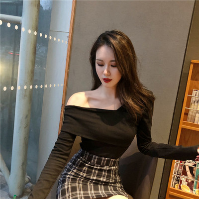 Modern női blúz fehér és fekete színben, csupasz vállakkal