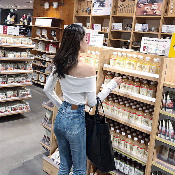 Modern női blúz fehér és fekete színben, csupasz vállakkal