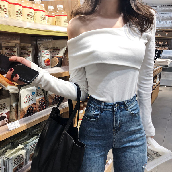 Modern női blúz fehér és fekete színben, csupasz vállakkal