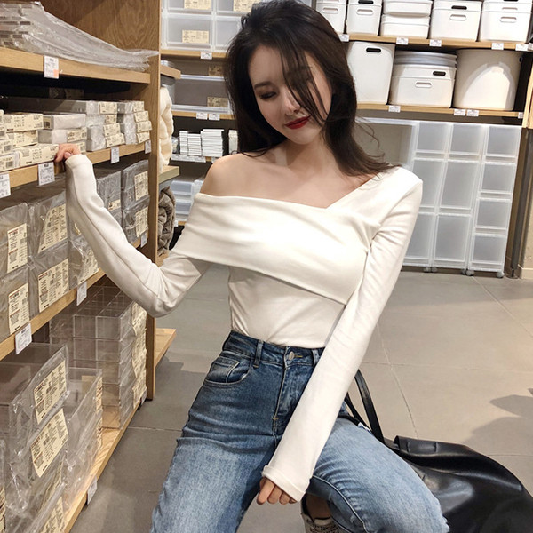 Modern női blúz fehér és fekete színben, csupasz vállakkal