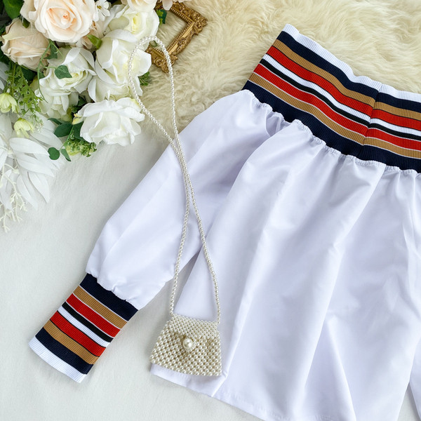 Μοντέρνο γυναικείο πουκάμισο με στρογγυλό ντεκολτέ στο λευκό και μαύρο χρώμα