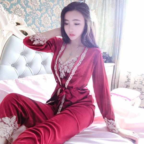 Γυναικεία πιτζάμα με δαντέλα σε  τρία μέρη