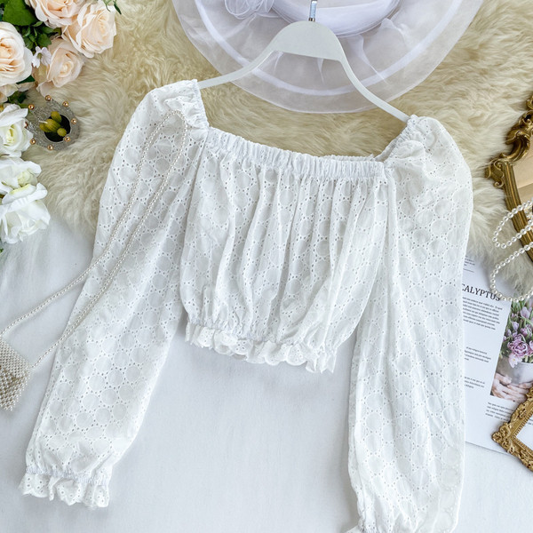 Μοντέρνα κοντή  γυναικεία μπλούζα με τετράγωνη λαιμόκοψη σε διάφορα χρώματα