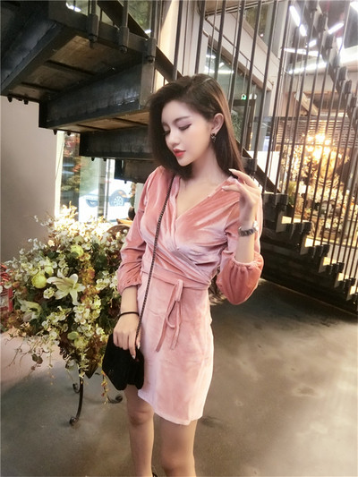 Κομψό γυναικείο φόρεμα με βαθύ λαιμόκοψη και κορδόνι σε ροζ και μαύρο χρώμα