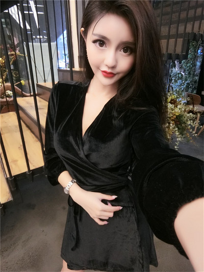 Κομψό γυναικείο φόρεμα με βαθύ λαιμόκοψη και κορδόνι σε ροζ και μαύρο χρώμα