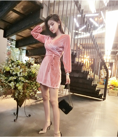 Κομψό γυναικείο φόρεμα με βαθύ λαιμόκοψη και κορδόνι σε ροζ και μαύρο χρώμα