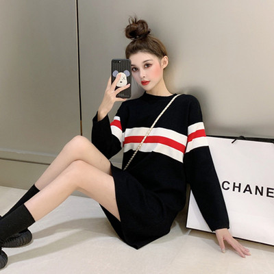 Modern női hosszú pulóver fekete színben, ovális nyakkivágással