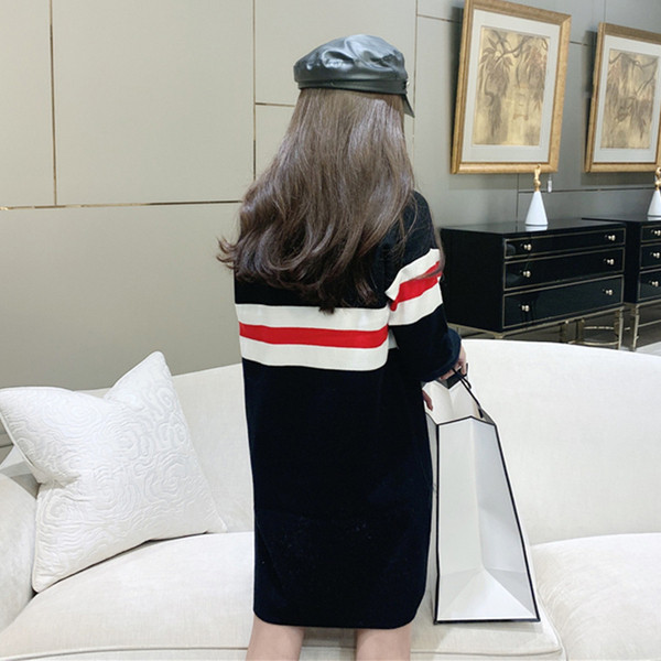 Modern női hosszú pulóver fekete színben, ovális nyakkivágással