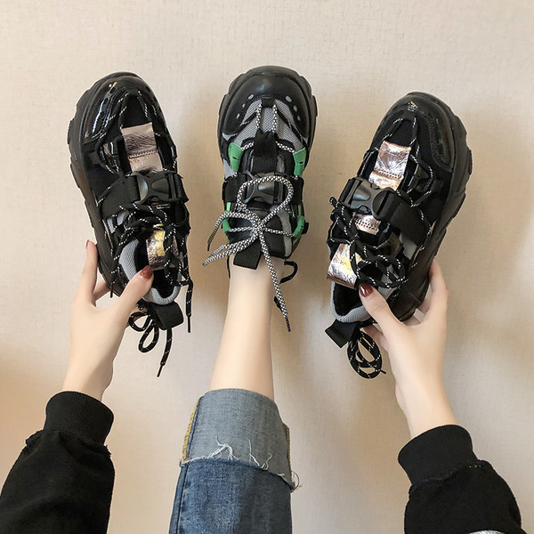 Aktuális női tornacipő fekete és zöld színű platformmal