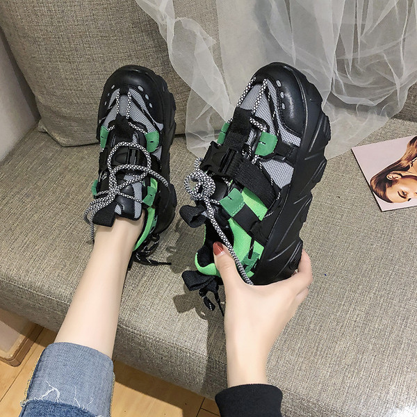 Aktuális női tornacipő fekete és zöld színű platformmal