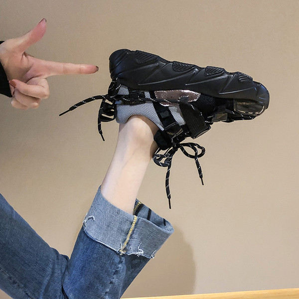 Aktuális női tornacipő fekete és zöld színű platformmal