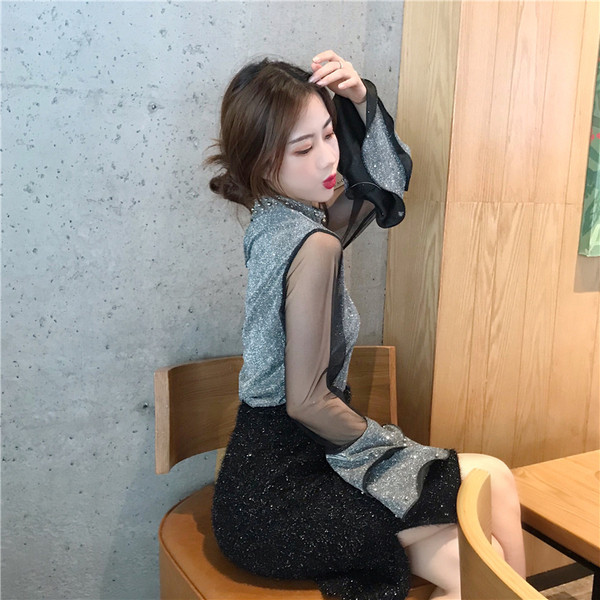 Stílusos női blúz tüll ujjal és magas gallérral arany és ezüst színben