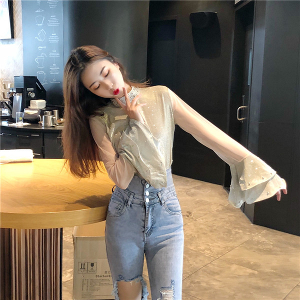 Stílusos női blúz tüll ujjal és magas gallérral arany és ezüst színben