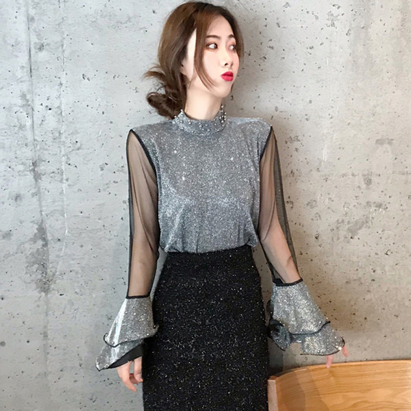 Stílusos női blúz tüll ujjal és magas gallérral arany és ezüst színben