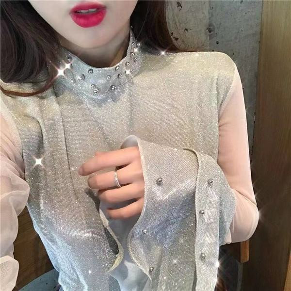 Stílusos női blúz tüll ujjal és magas gallérral arany és ezüst színben