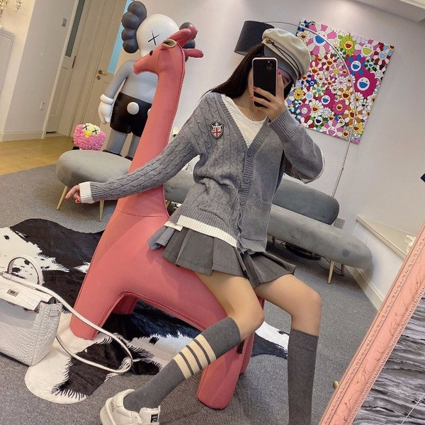 Női széles kardigán szürke zsebekkel és rátéttel