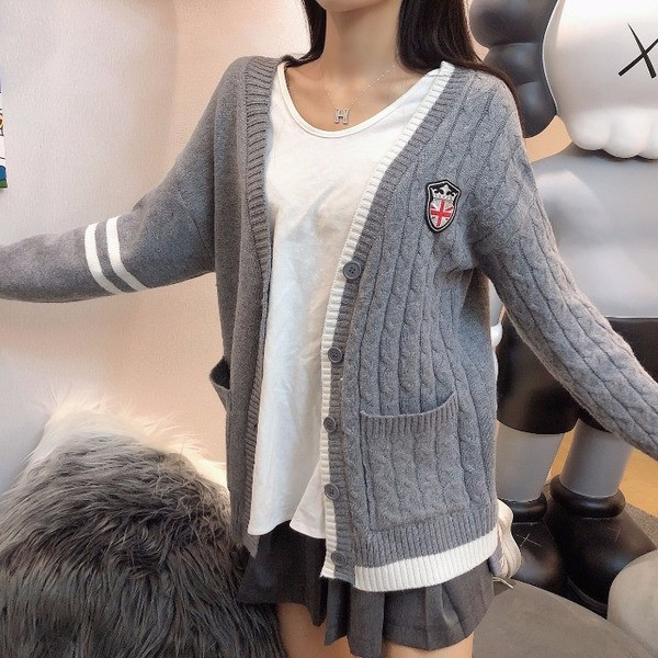 Női széles kardigán szürke zsebekkel és rátéttel